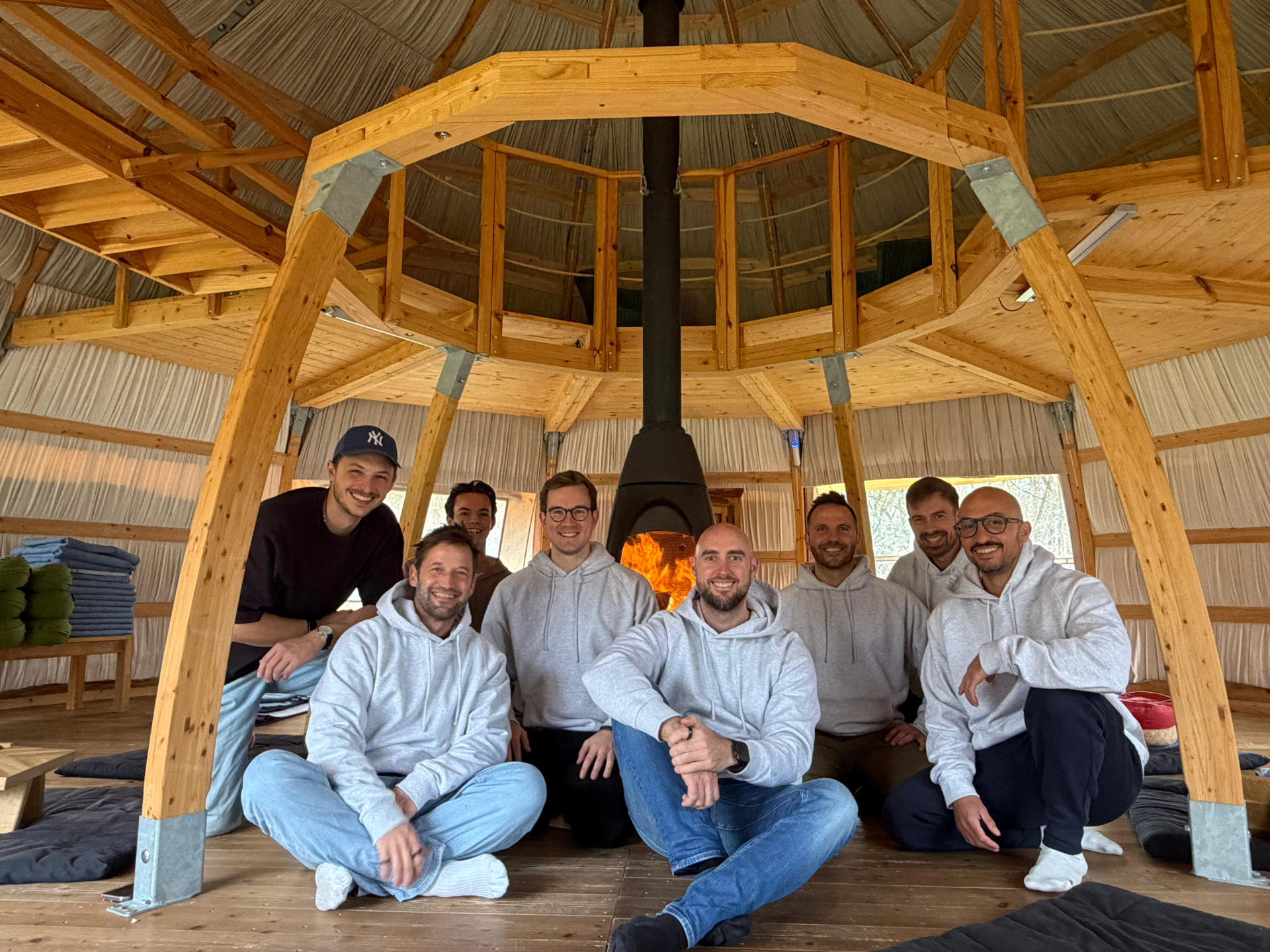 Wolfsrudel-Treffen 2026: die Gruppe am Feuer im Rundzelt
