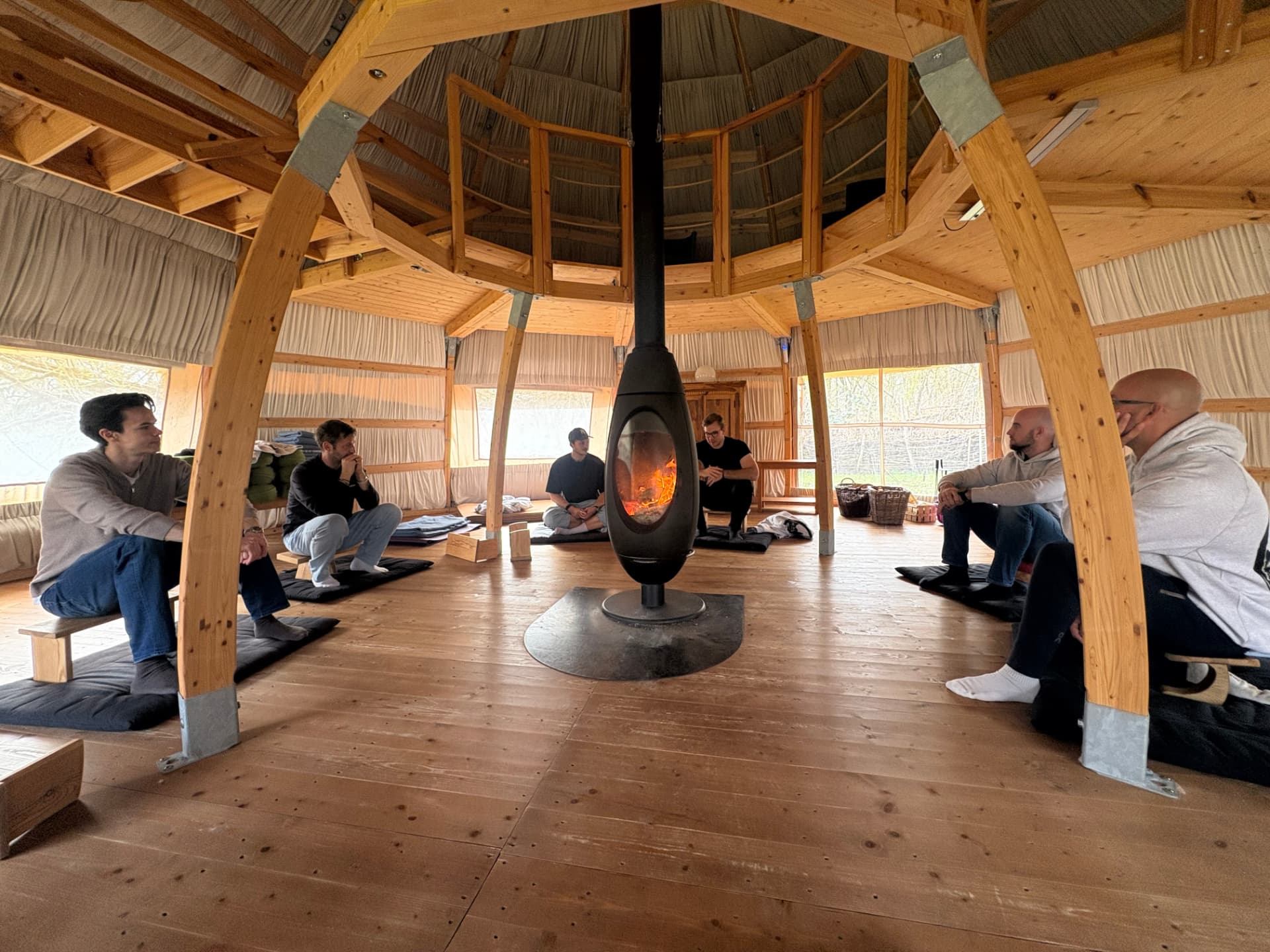 Wolfsrudel-Treffen 2026: Kreis um den Kamin