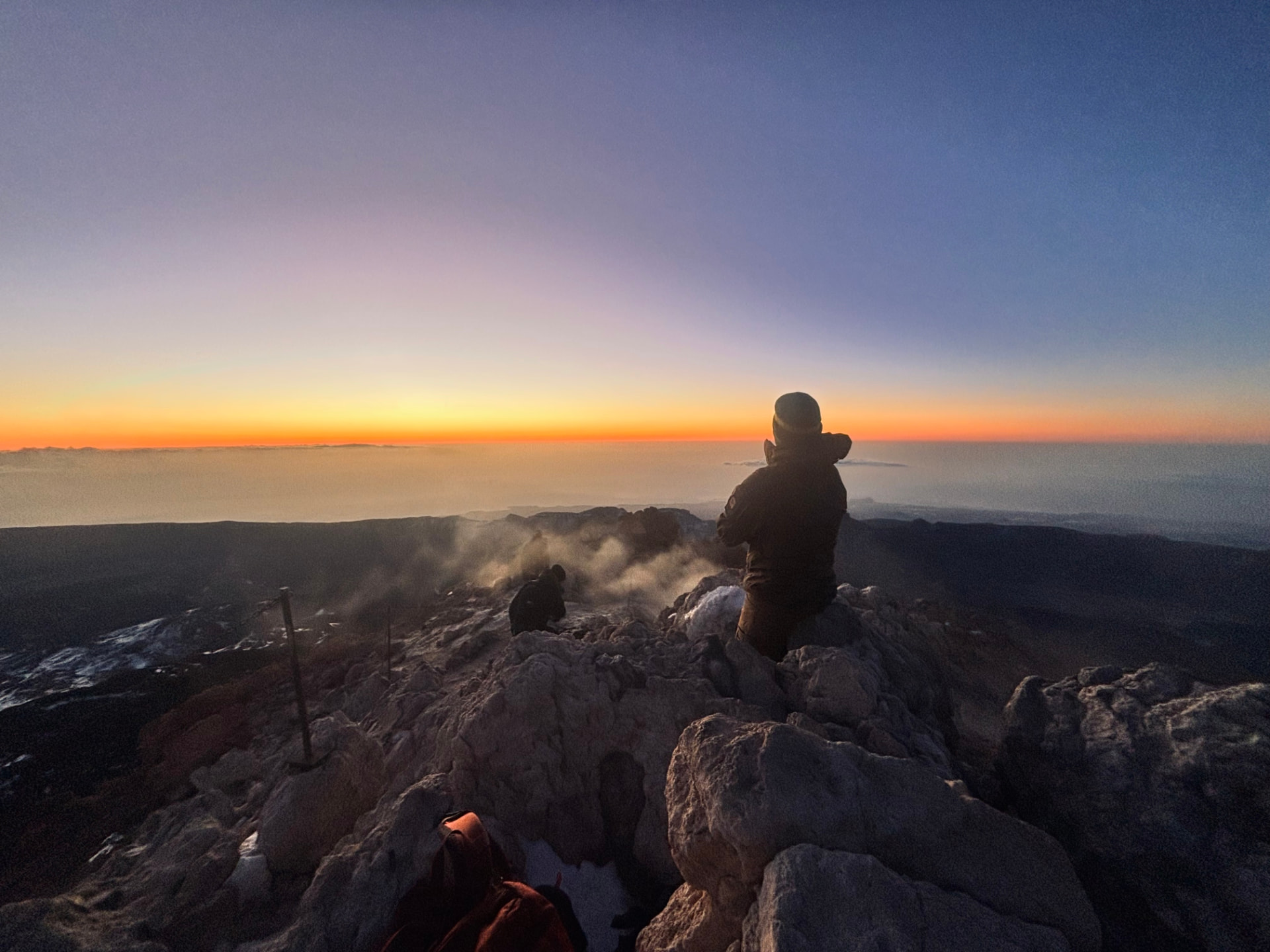 Sonnenaufgang über den Wolken am Teide