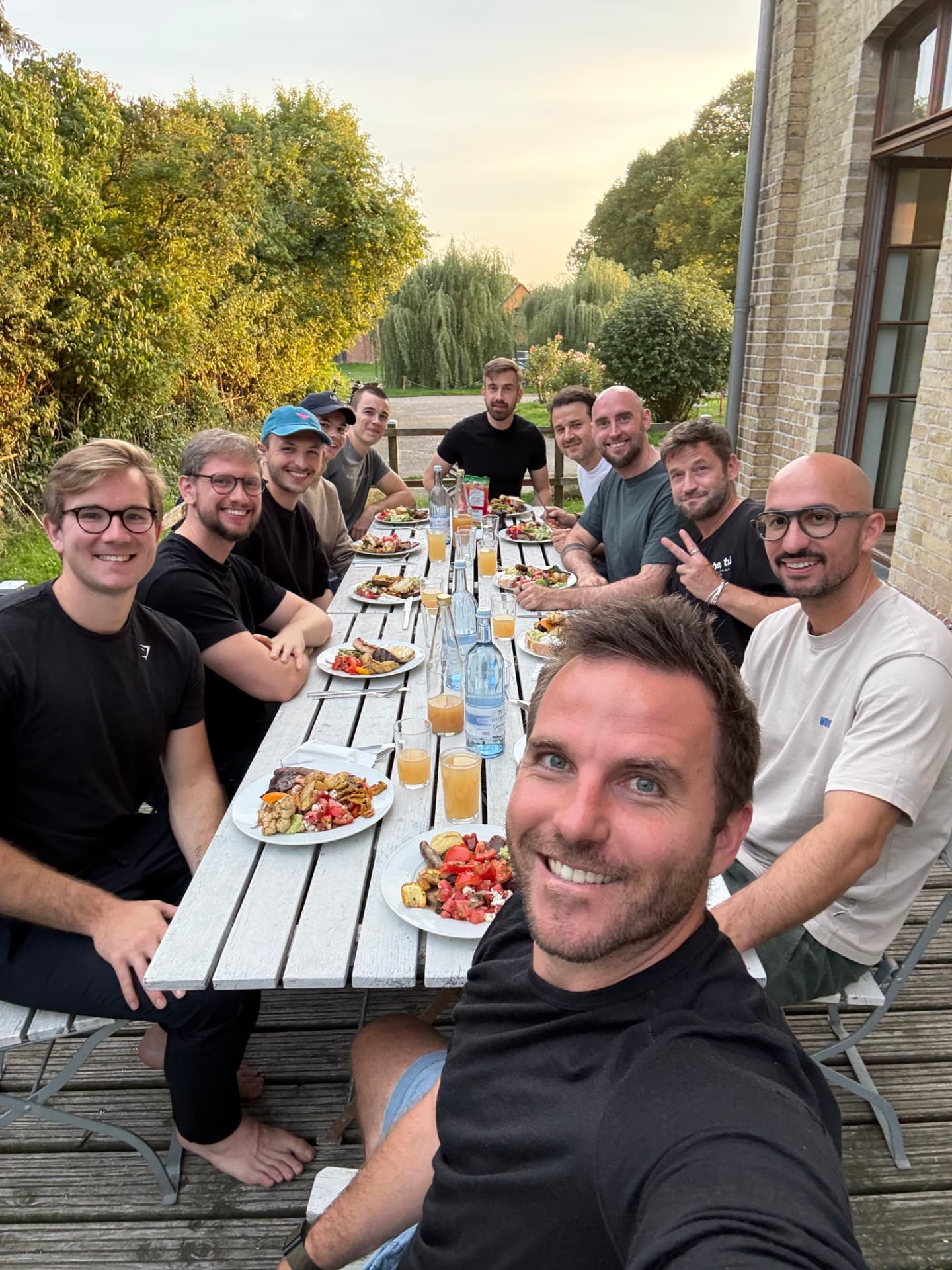 Das erste Wolfsrudel-Treffen: die Gruppe am gemeinsamen Essen