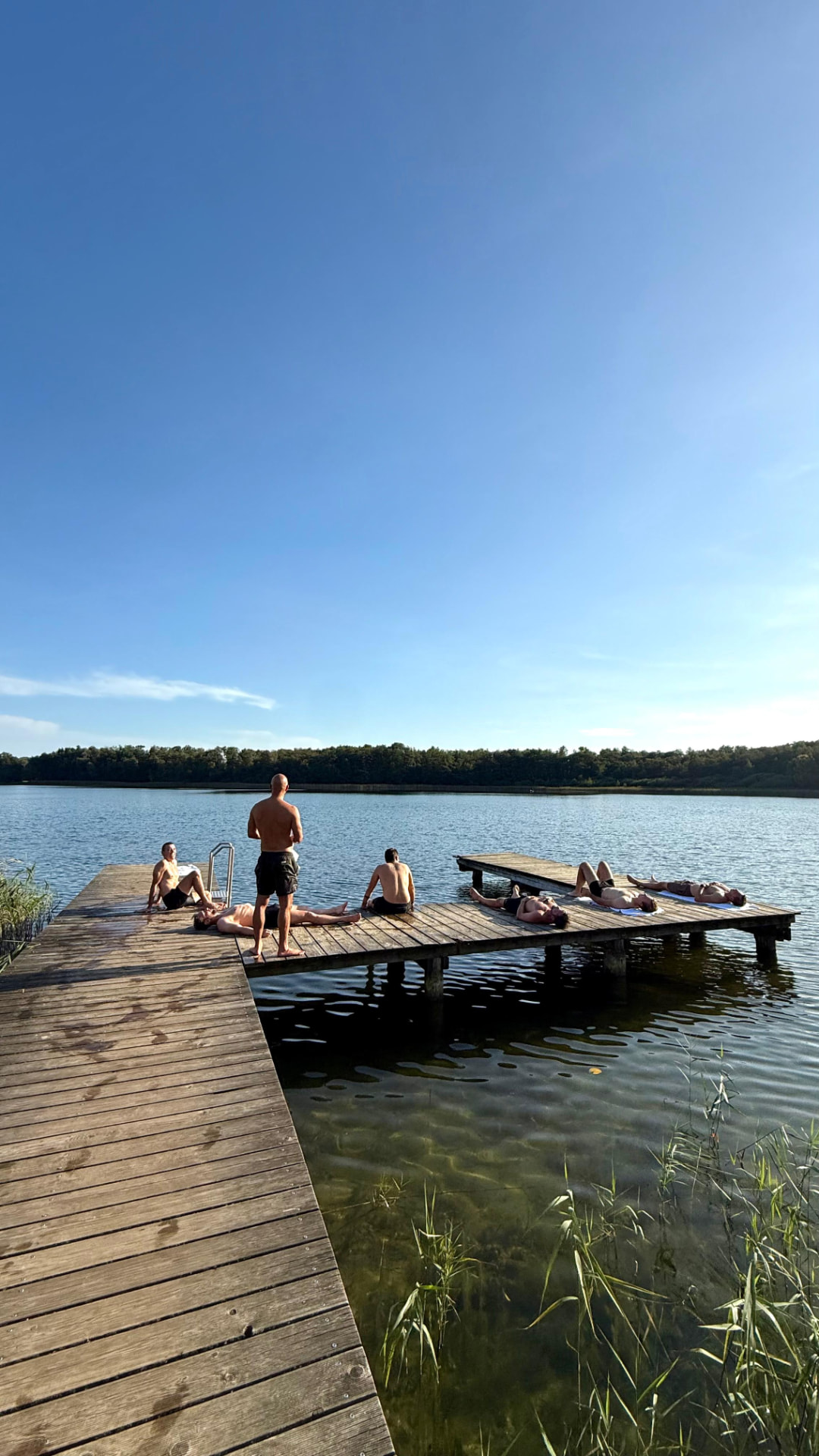 Das erste Wolfsrudel-Treffen: die Gruppe am See